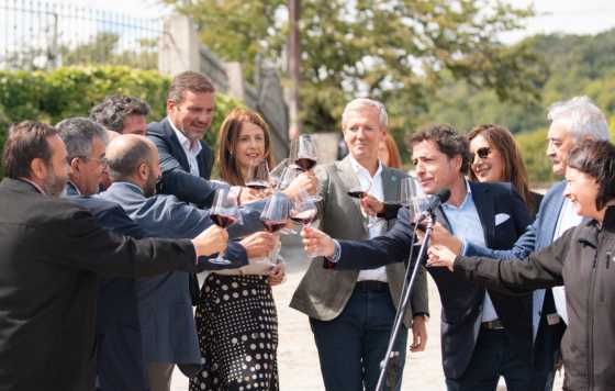 Tecnovino-  la familia Méndez-Rojo y la reconocida escritora Dolores Redondo presentaron su  vino "Heroica"