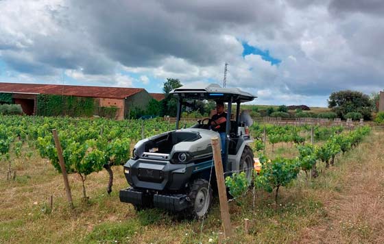 Tecnovino - tractor eléctrico autónomo Demo Tour Monarch