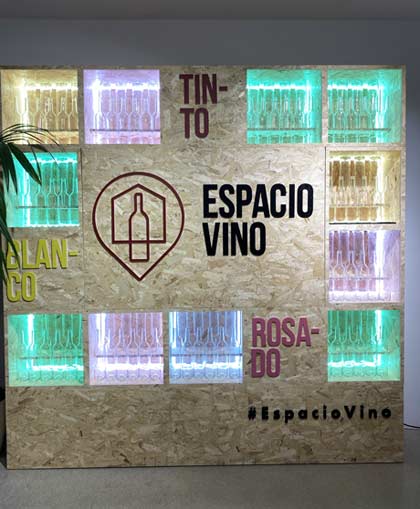 Tecnovino- Espacio Vino Oive mural botellas